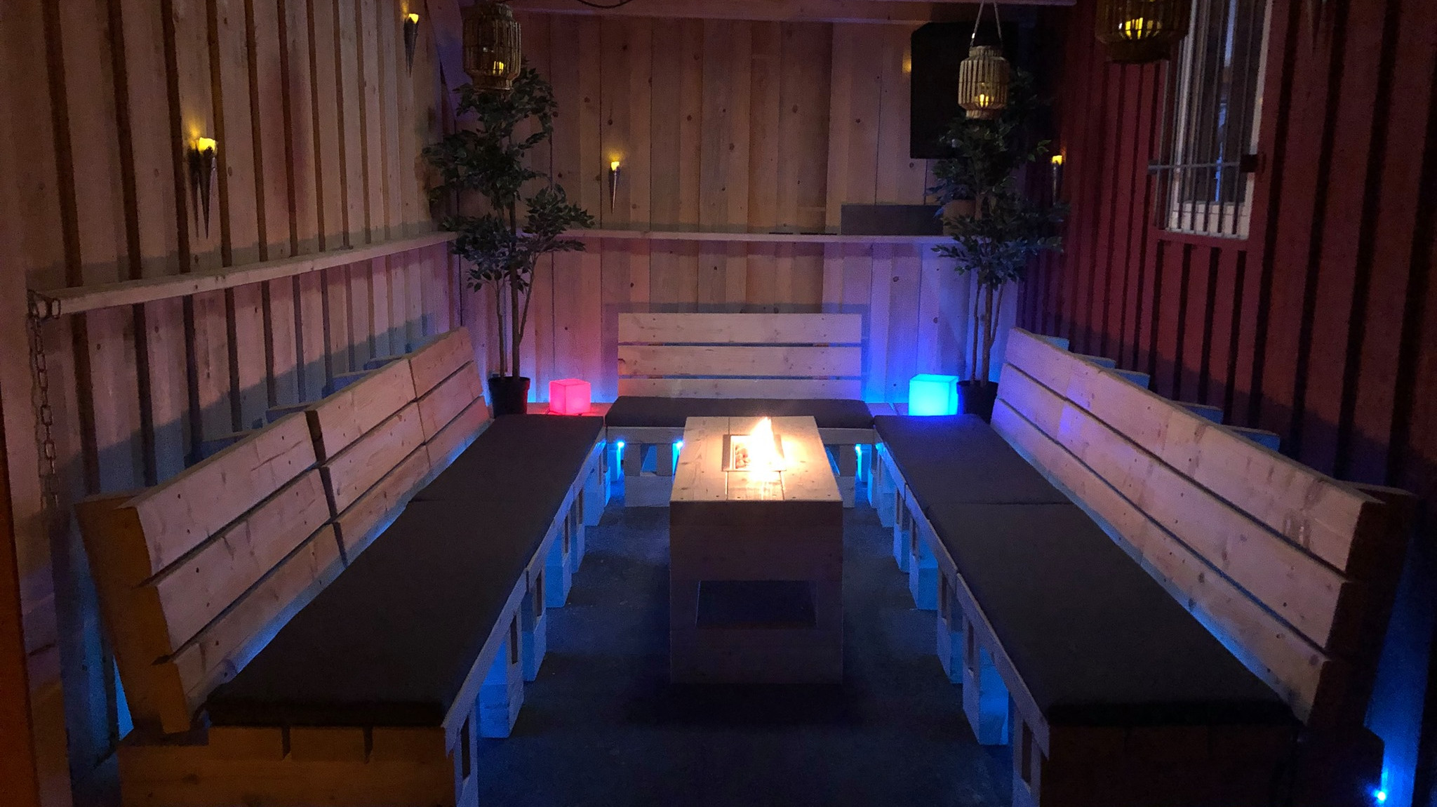  Die Lounge des Jura mit Abendbeleuchtung 
