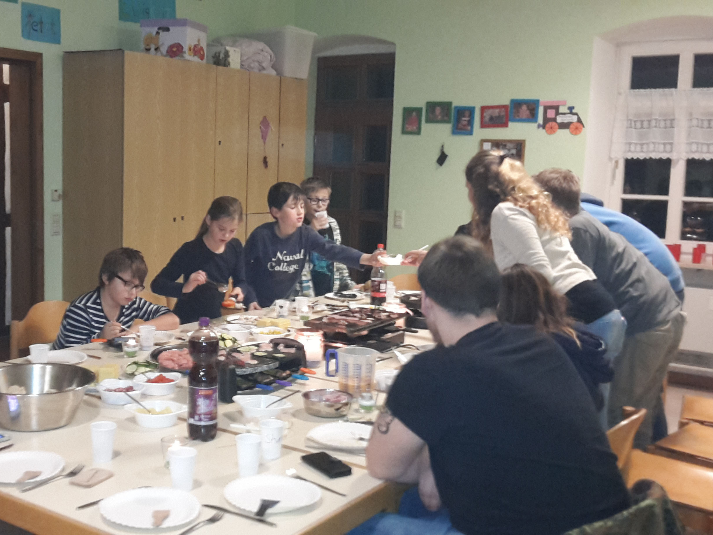  Gruppe Jugendlicher beim Heißen Stein Abendessen 